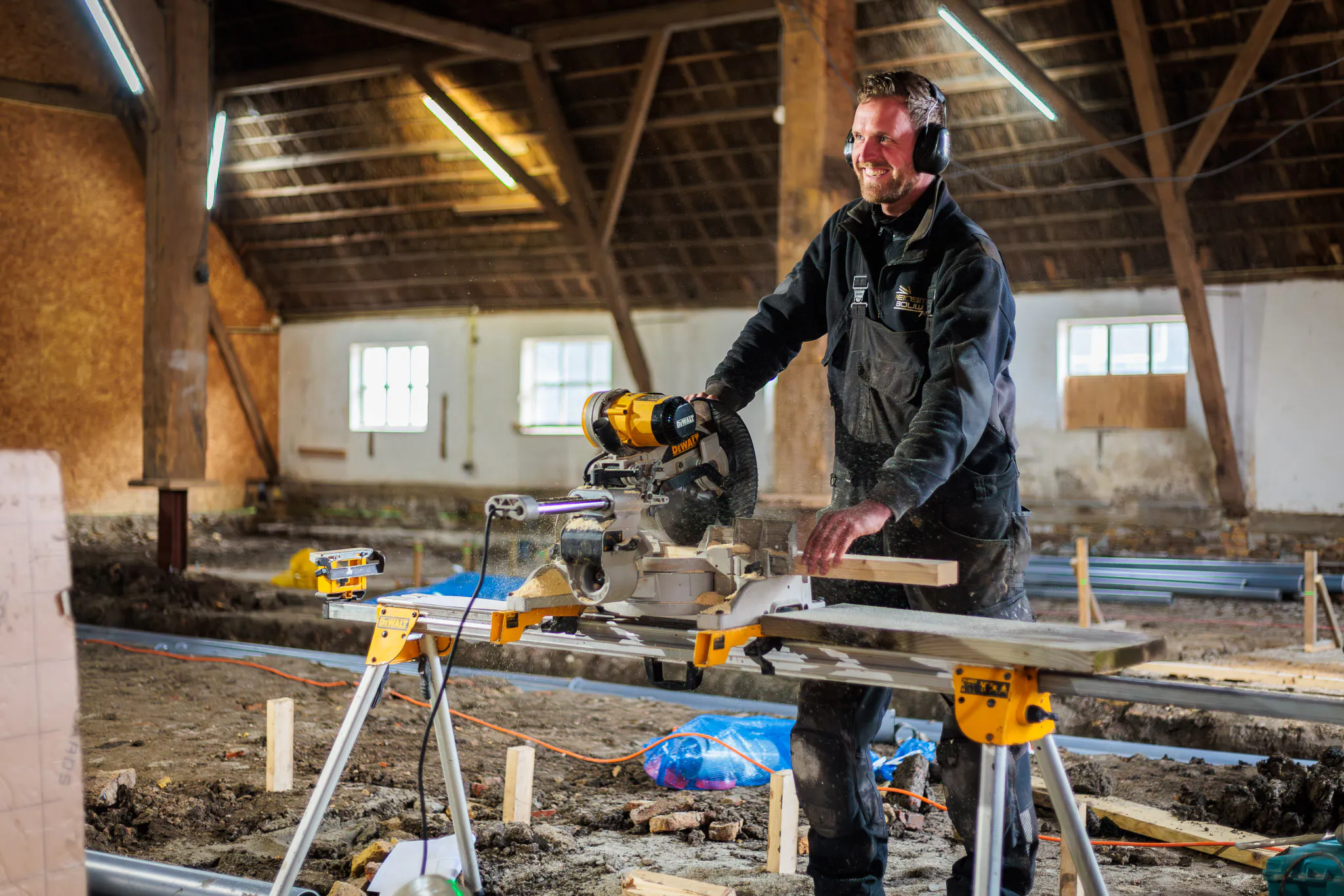 Timmerman van Reinsma Bouw aan het werk